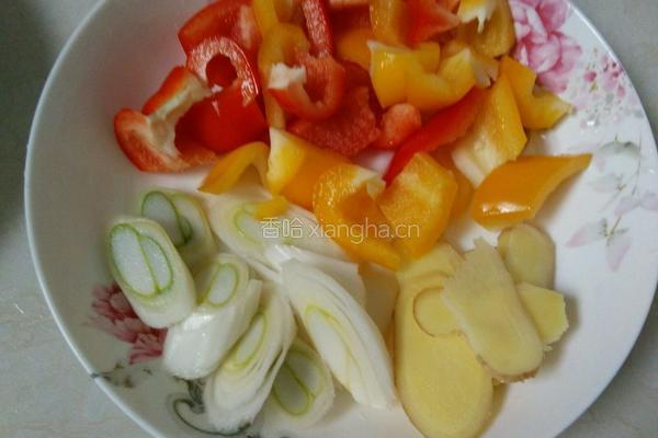 菜椒炒鱿鱼的做法图解3