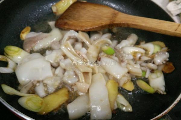 菜椒炒鱿鱼的做法图解6