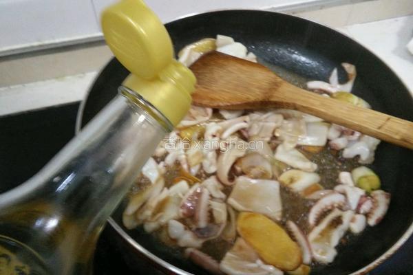 菜椒炒鱿鱼的做法图解7