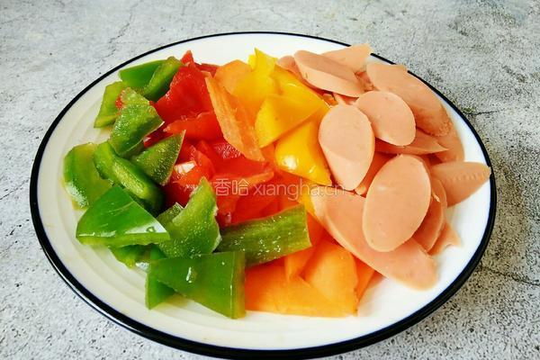 彩椒炒火腿的做法图解1