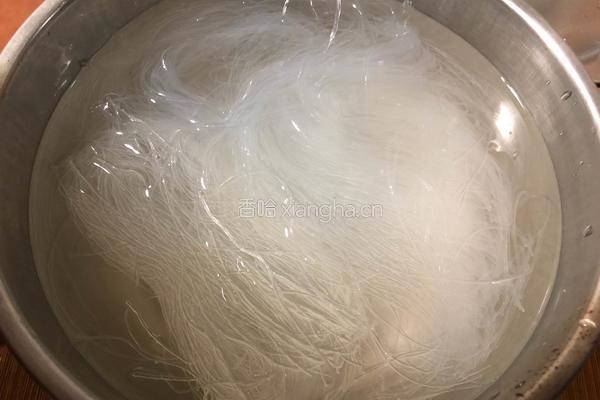 娃娃碎鲍鱼蒸粉丝的做法图解1