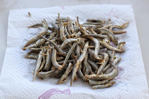 香辣花生米小鱼干的做法图解4