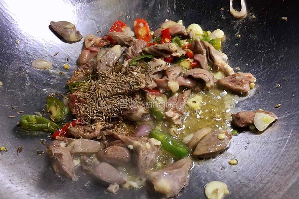 孜然炒鸡心的做法图解5