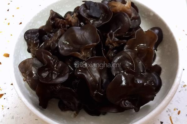辣椒炒木耳的做法图解1