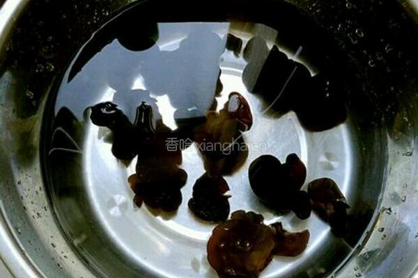 番茄鸡蛋炒木耳的做法图解1