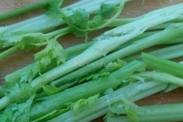 芹菜炒肉的做法图解1