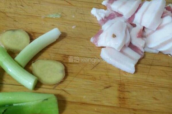 白菜猪肉炖大豆腐的做法图解2