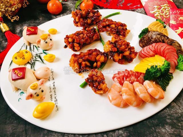 蒜苔摆在盘中做“爆竹”的“引线”，浇汁的鱼肉左右摆放成爆竹型即可，再搭配可爱的小猪造型、铜钱造型、元宝造型馒头 完成