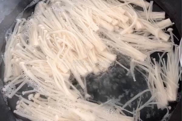 凉拌木耳金针菇的做法图解1