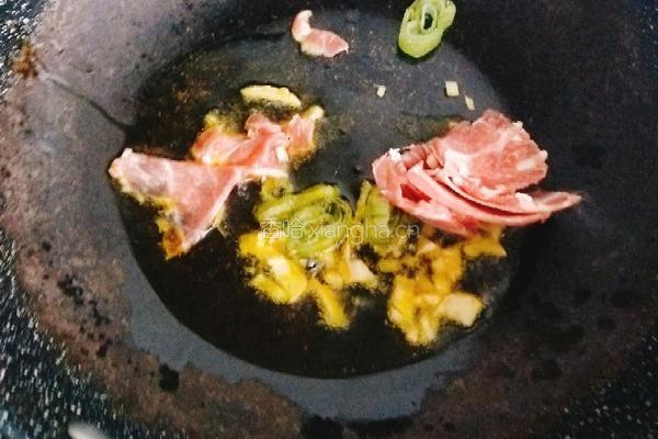 猪肉酸菜炖粉条的做法图解1