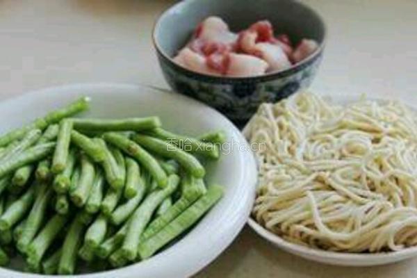 豆角焖面的做法图解1