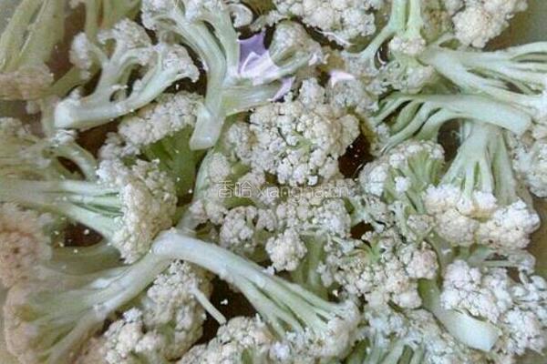 菜花炒肉的做法图解1