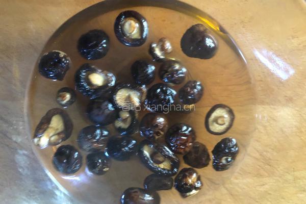 香菇蒸鸡的做法图解1
