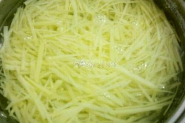 青红椒爆土豆丝的做法图解2