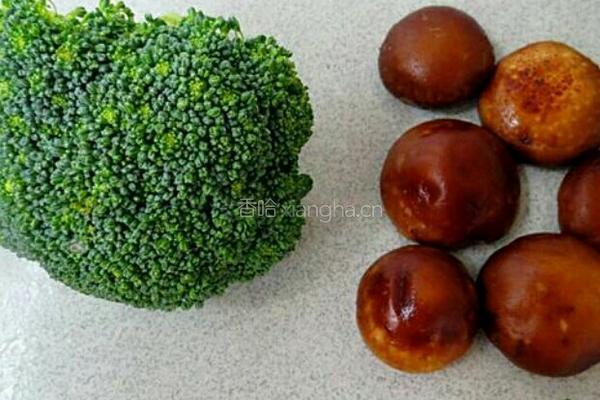 香菇爆炒西蓝花的做法图解1