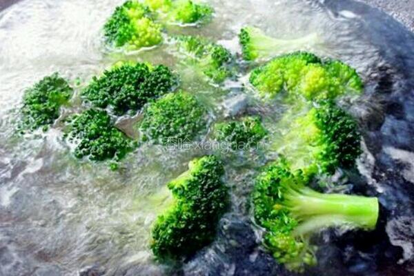 香菇爆炒西蓝花的做法图解3