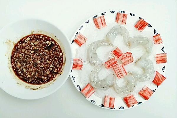 蒜蓉粉丝蟹柳蒸虾的做法图解4