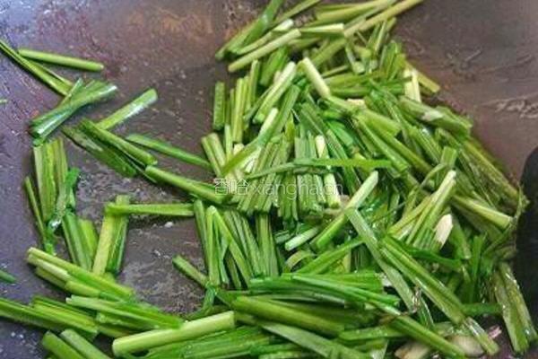 鱿鱼炒韭菜的做法图解5