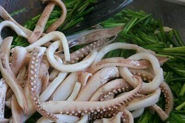 鱿鱼炒韭菜的做法图解6