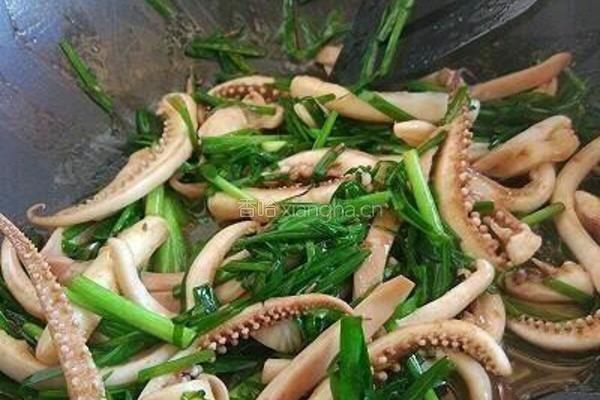 鱿鱼炒韭菜的做法图解7