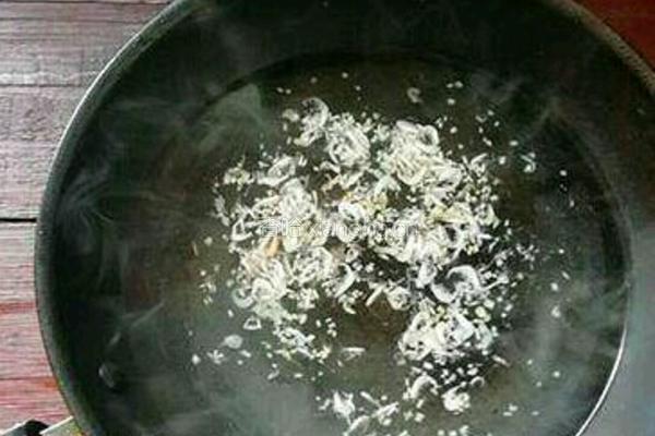 虾皮蛋花韭菜汤的做法图解4
