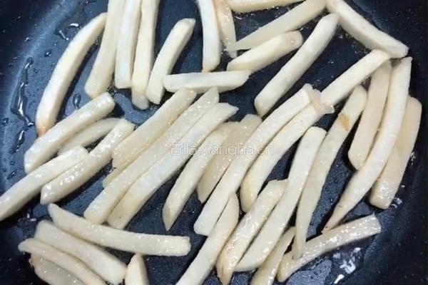 薯条蛋包饭（薯条蛋包培根炒饭）的做法图解2