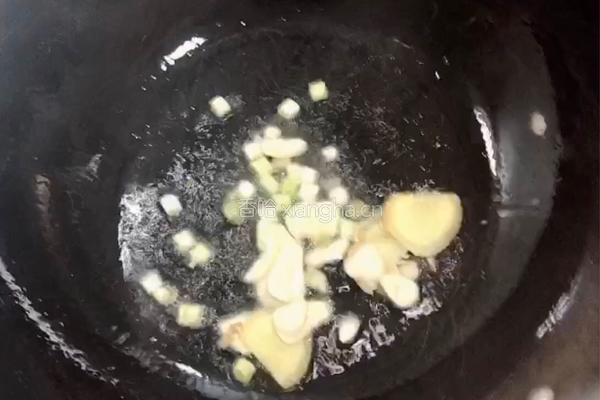 芋头香菇烧排骨的做法图解1