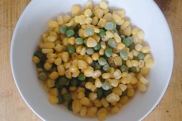 青豆玉米炒火腿的做法图解2