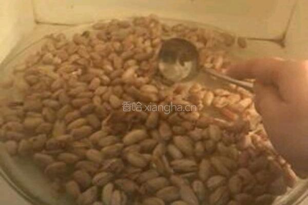 微波炉自制椒盐花生米的做法图解4