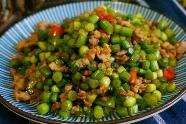 肉沫爆蒜薹丁的做法图解3