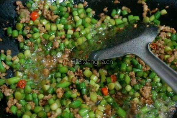 肉沫爆蒜薹丁的做法图解1