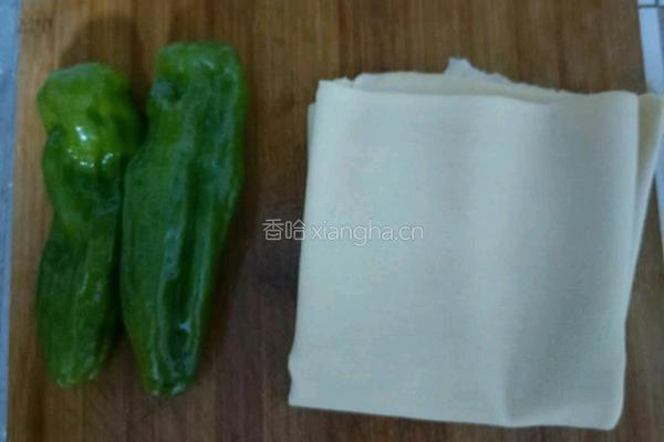 青椒炒豆皮的做法图解1