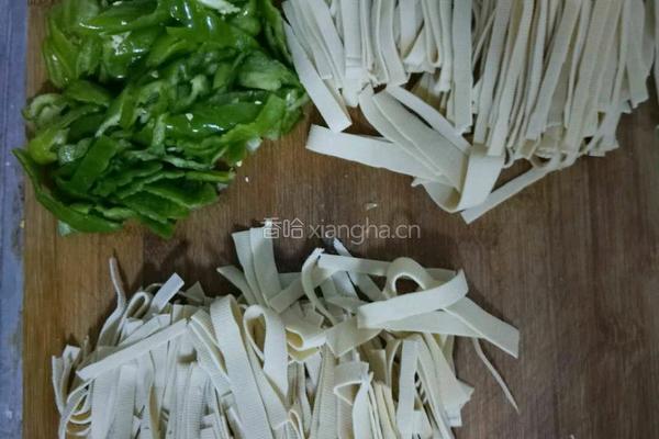 青椒炒豆皮的做法图解2