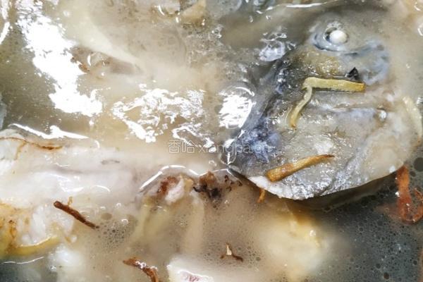 香浓鱼头汤的做法图解8