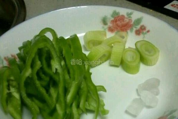 香菇炖肉的做法图解1