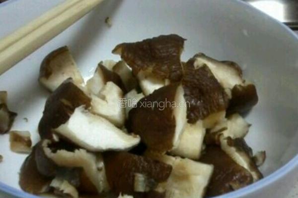 香菇炖肉的做法图解3