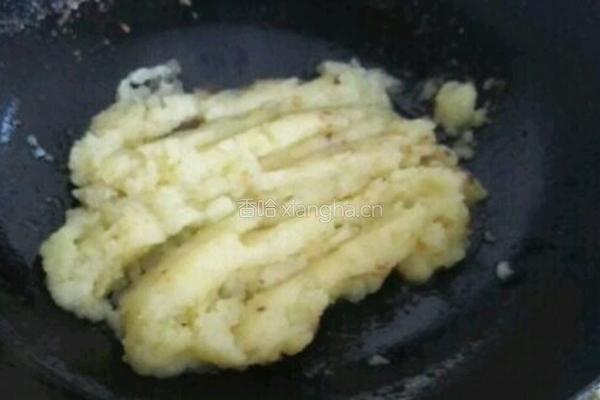 茄丁土豆泥配肉丁的做法图解2