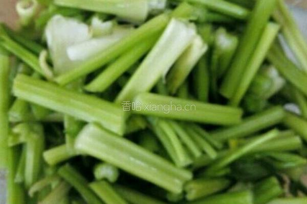 辣爆芹菜的做法图解2