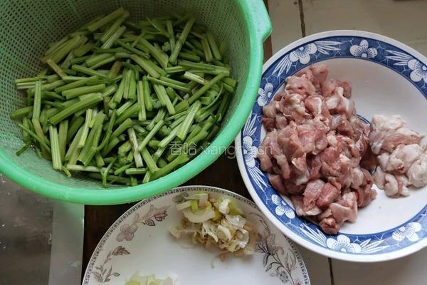 芹菜炒肉的做法图解1