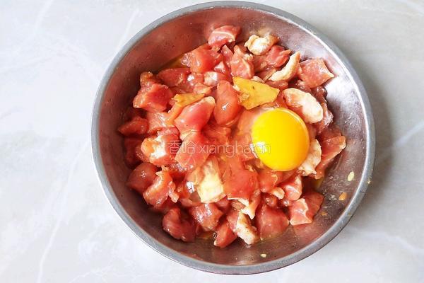 香酥肉粒的做法图解2