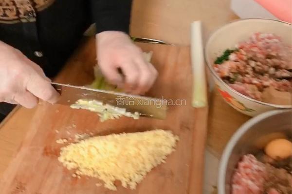荠菜猪肉饺子-火龙果面的做法图解4