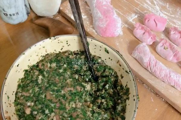 荠菜猪肉饺子-火龙果面的做法图解6