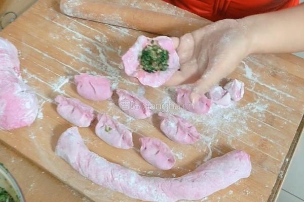 荠菜猪肉饺子-火龙果面的做法图解7