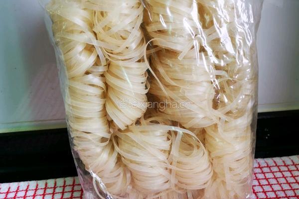 八分钟速食之微波炉煨河粉的做法图解2
