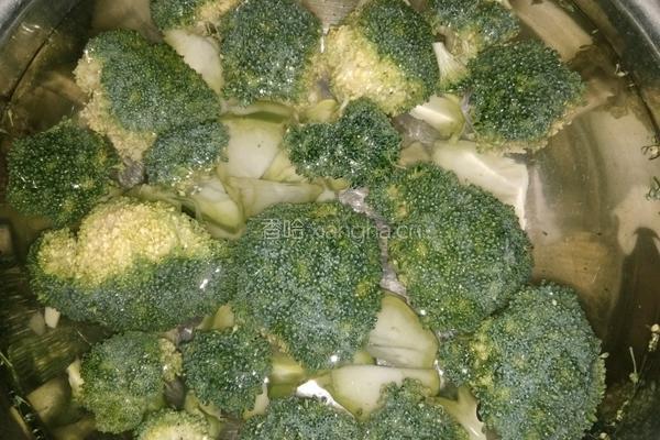 肉炒西蓝花胡萝卜的做法图解1