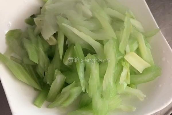五花肉爆炒香干西芹的做法图解2