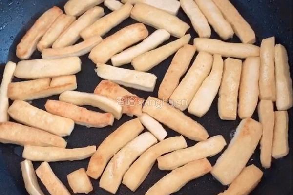 五花肉爆炒香干西芹的做法图解4