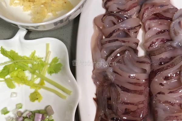 蒜蓉蒸鲜鱿鱼的做法图解2