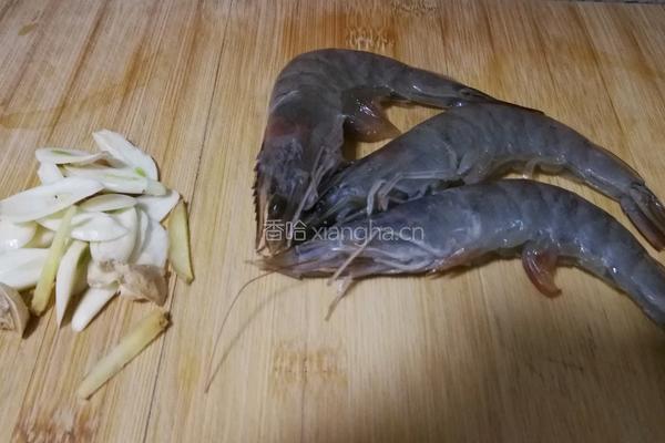 鲜虾西蓝花的做法图解1