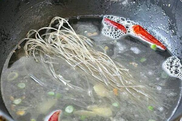 粉条鸡蛋炖菠菜的做法图解3